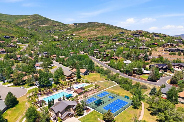 Community amenities featuring multiple swimming pools, sports courts, and a clubhouse building