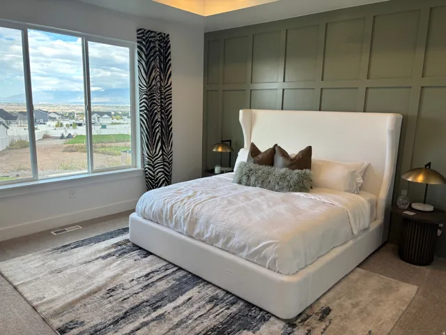 Expansive window offering broad outdoor scenery