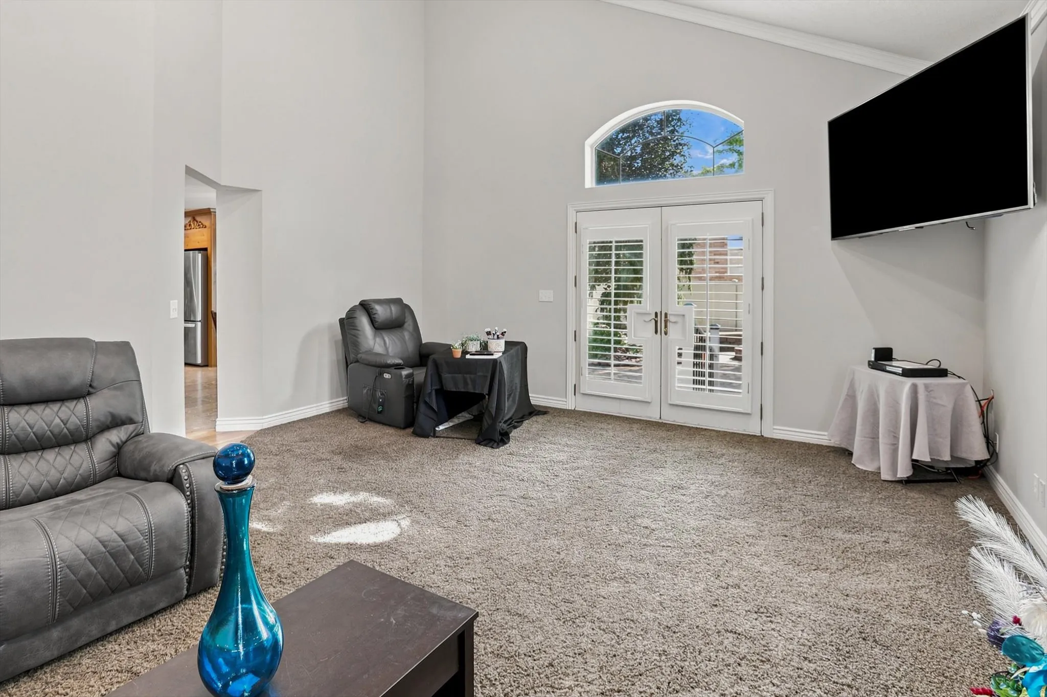 Vaulted ceilings complement the neutral wall tones