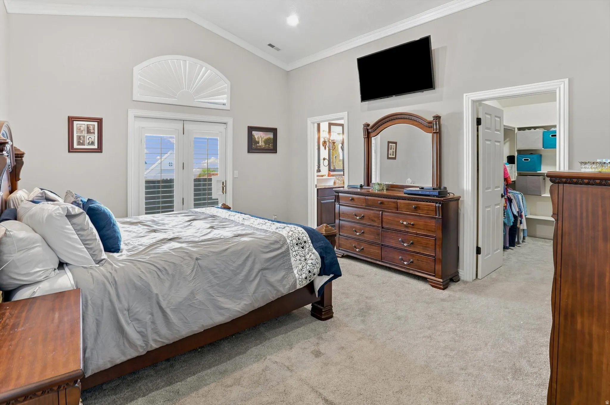 Vaulted ceiling with crown molding