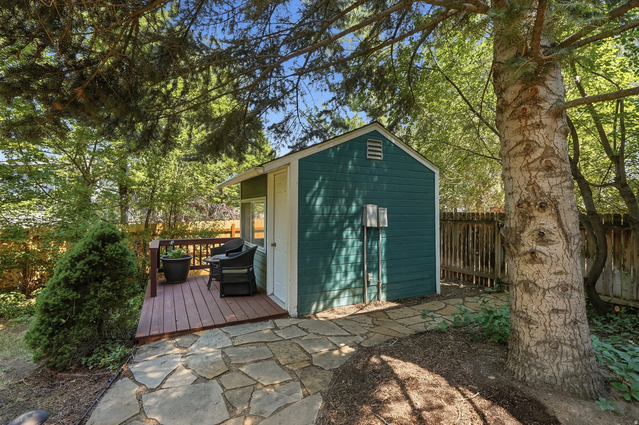Detached shed that has electricity