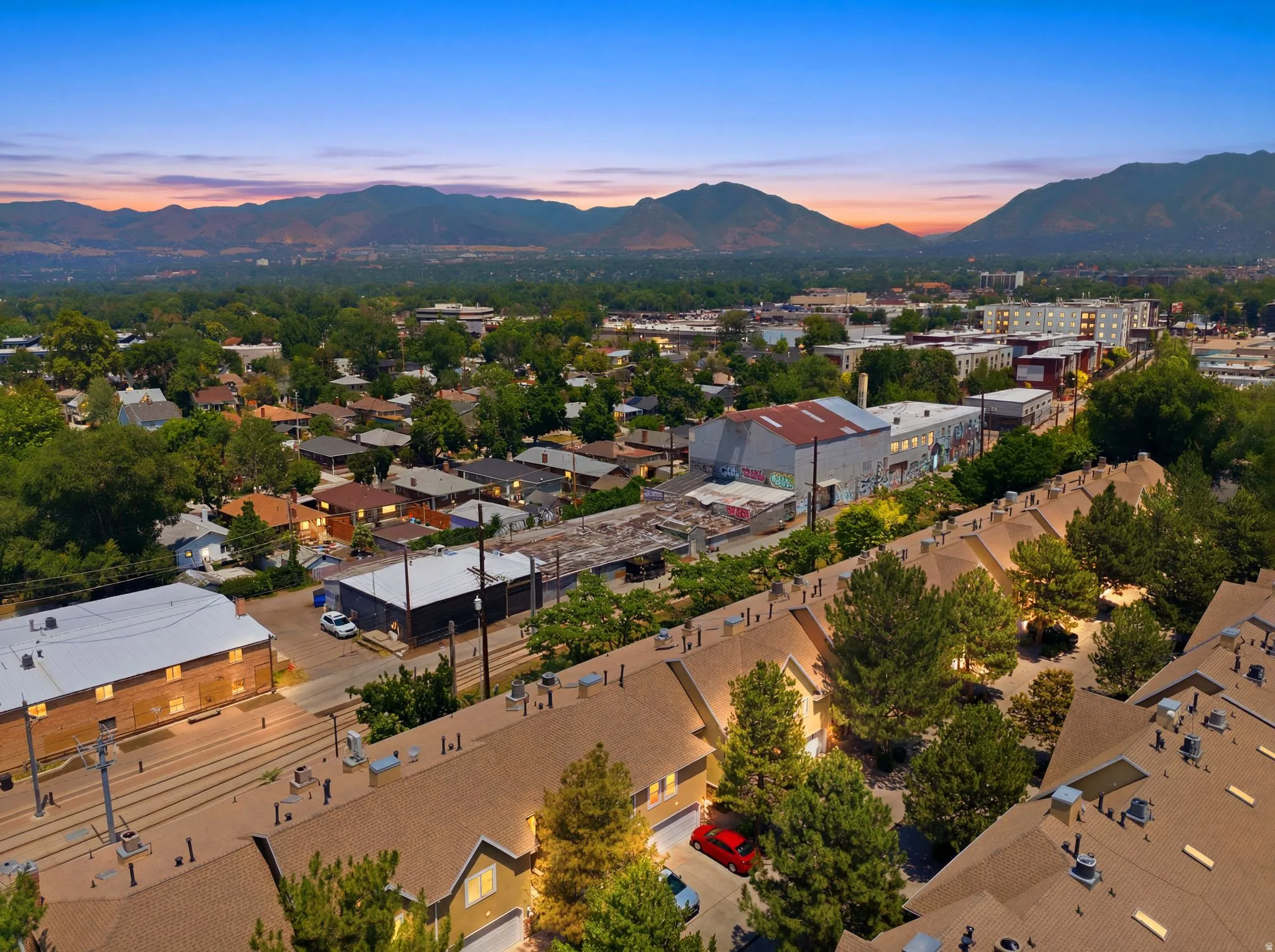 Expansive neighborhood featuring a distant mountain range and a mix of residential and commercial properties