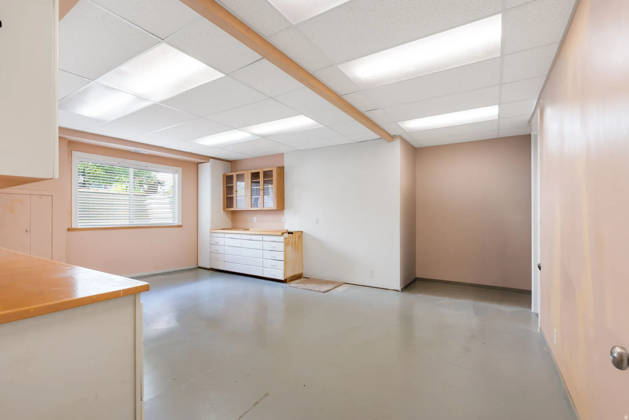 Large lower FLEX room. Currently a workshop but can be converted into a 5th bedroom or even better a second kitchen (buyer to verify)