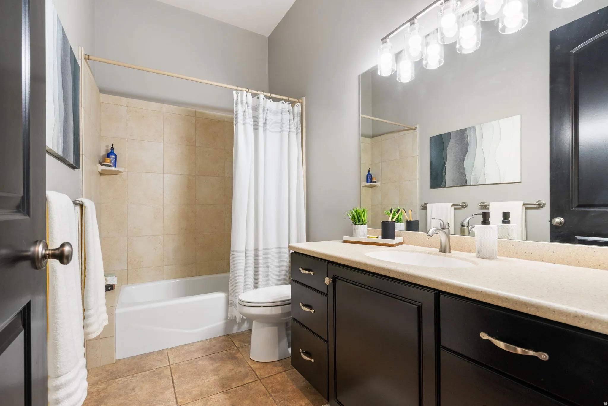 Main level full bath conveniently located near bedroom #2.