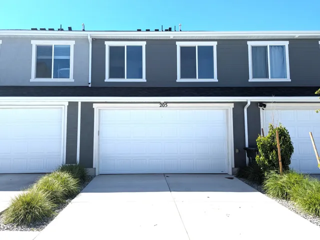 Rear / Garage
