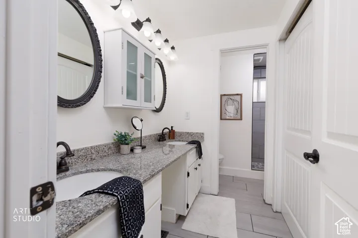 Dual vanity featuring an extended quartz-finish countertop with two undermount sinks