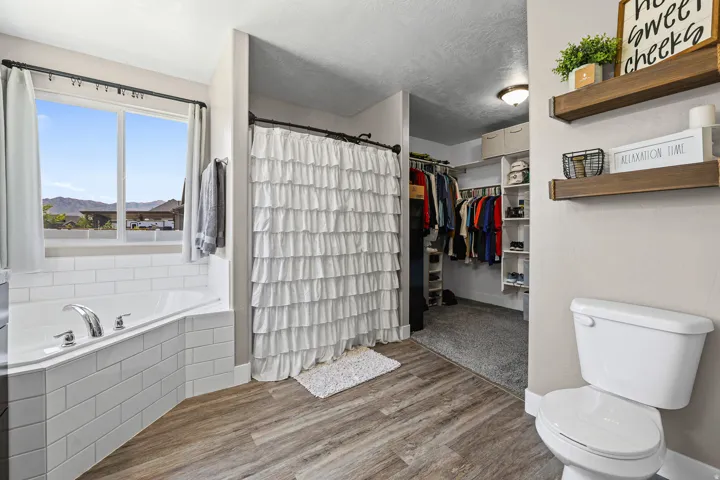 Master bath w/separate shower and tub