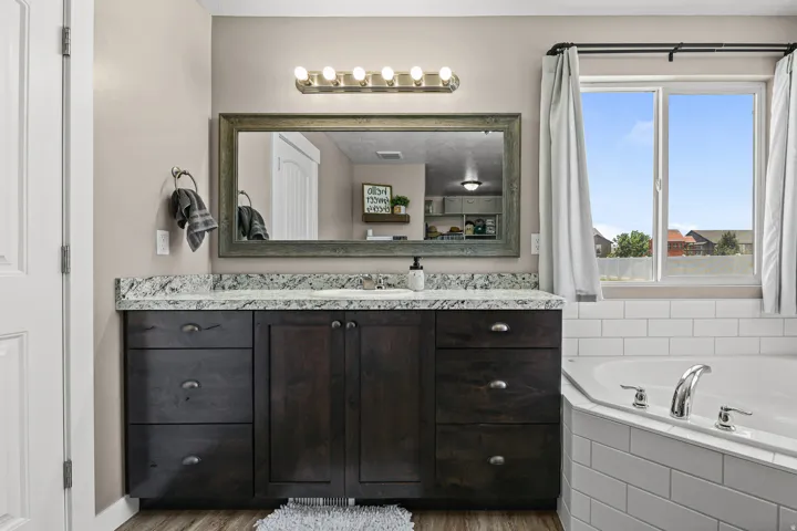Master bath w/large vanity and jetted garden tub