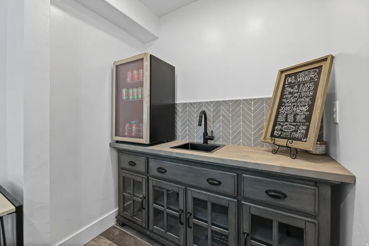 Wet bar for your convenience and entertaining