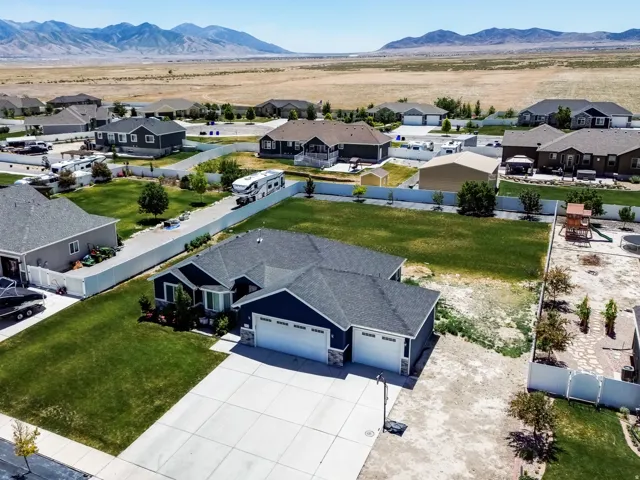 Aerial perspective showing the gorgeous mountains in the backdrop