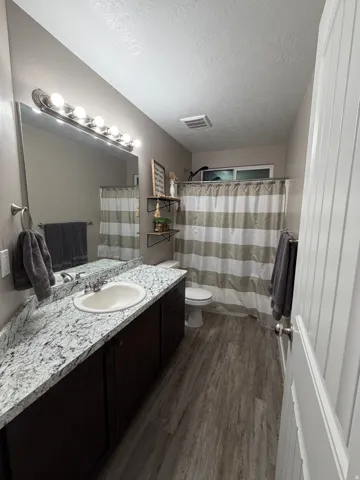 Main floor full bath with added trim for nice accent wall