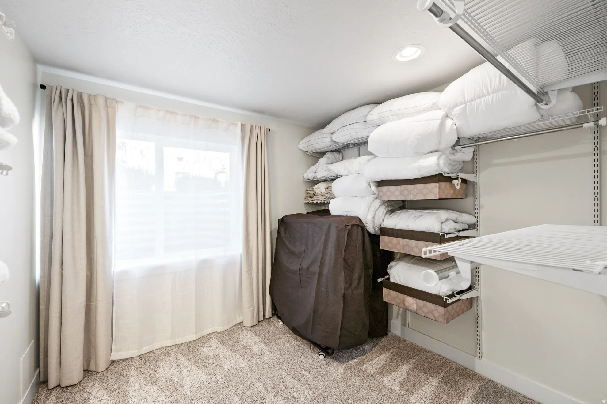 Expansive closet