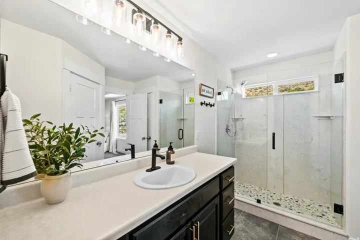 Master Bathroom, Main Floor
