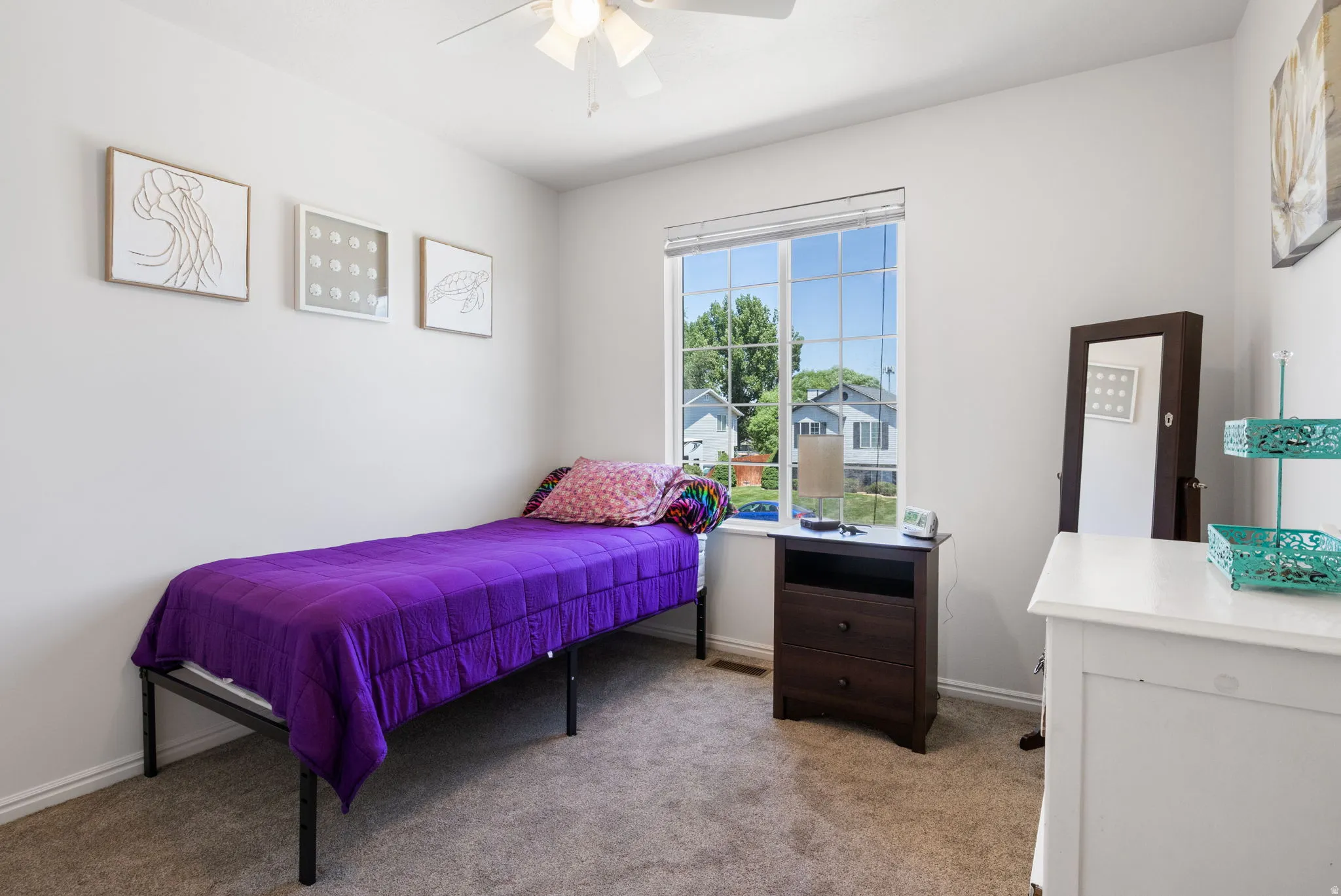 Carpeted room with a ceiling fan, a window featuring horizontal blinds, and baseboard molding