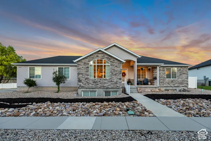 Ranch-style residence featuring a stone and stucco exterior