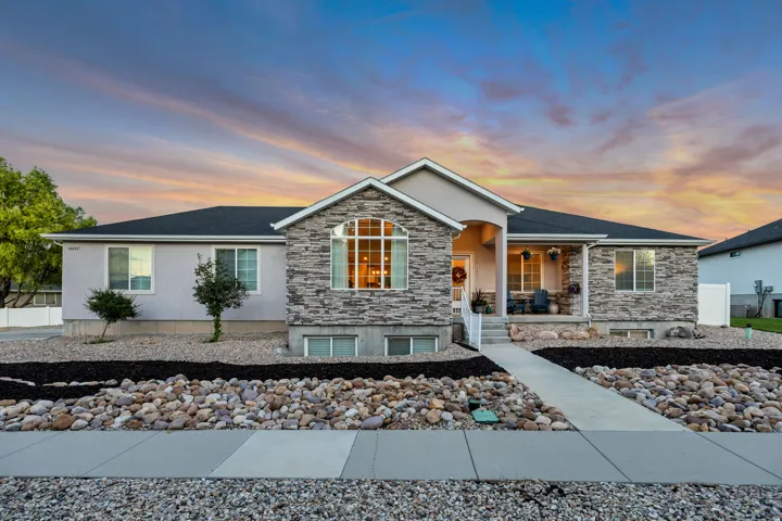 Ranch-style residence featuring a stone and stucco exterior