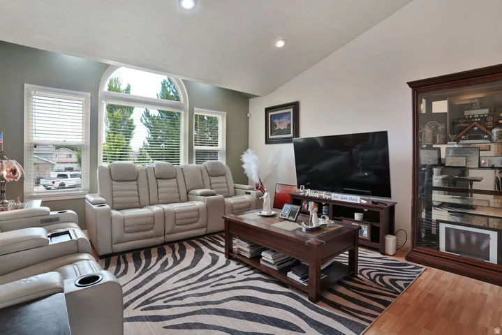 Living area with vaulted ceilings and recessed lighting