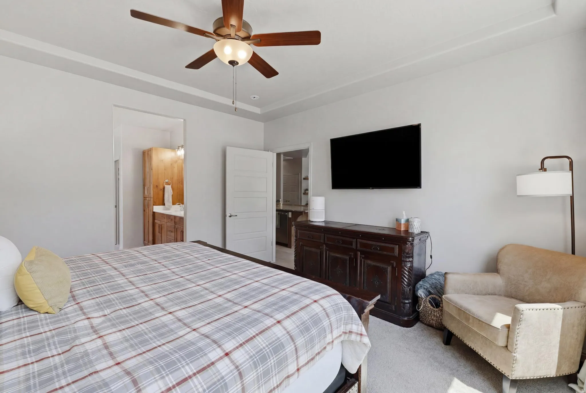 Tray ceiling with ceiling fan and light fixture