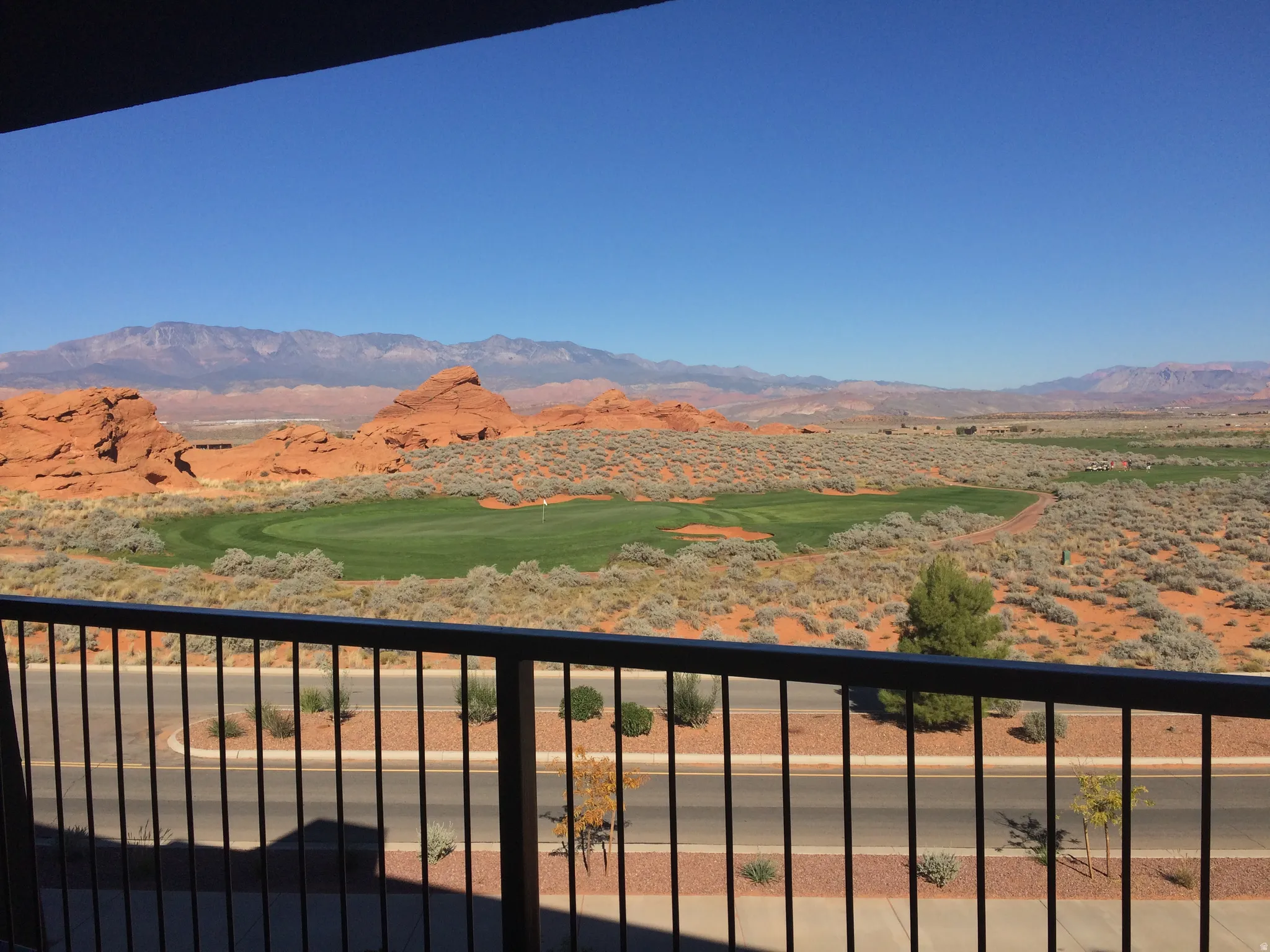 Balcony offering expansive desert and mountain scenery