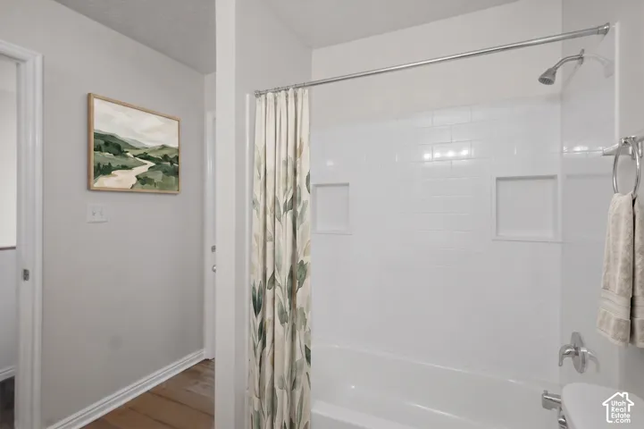 White subway tile shower surround with recessed niches