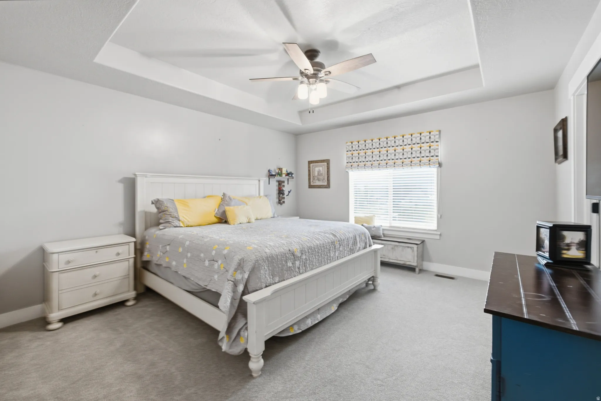 Tray ceiling with a ceiling fan
