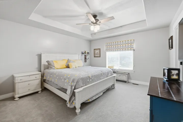 Tray ceiling with a ceiling fan