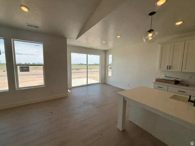 LKPERFECT SIZED DINING! LARGE...DECORATIVE ISLAND BAR!