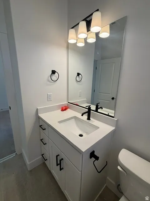 MAIN BATH WHITE CABINETS & QUARTZ W/ BLACK HARDWARE!