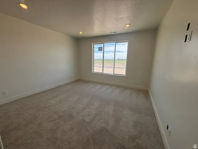 LARGE PRIMARY SUITE!