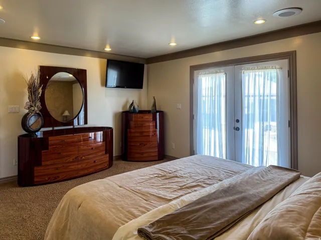 Plush carpeted flooring and recessed ceiling lighting throughout
