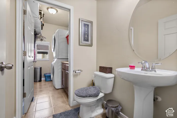 Pedestal sink with chrome faucet and circular wall mirror