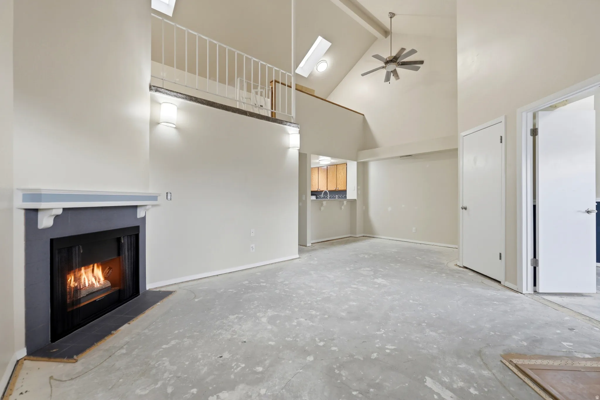 Spacious lofty living area featuring a high vaulted ceiling