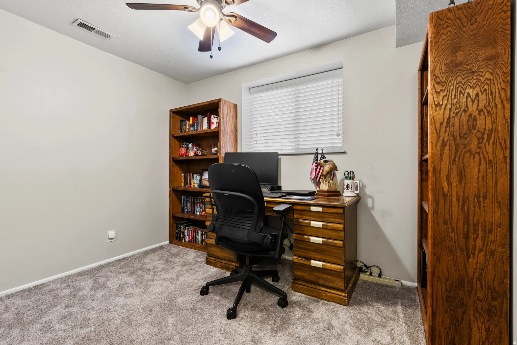 Neutral wall tones with carpet flooring