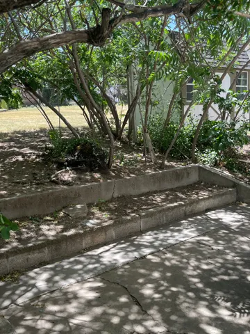 Concrete retaining wall featuring two tiers