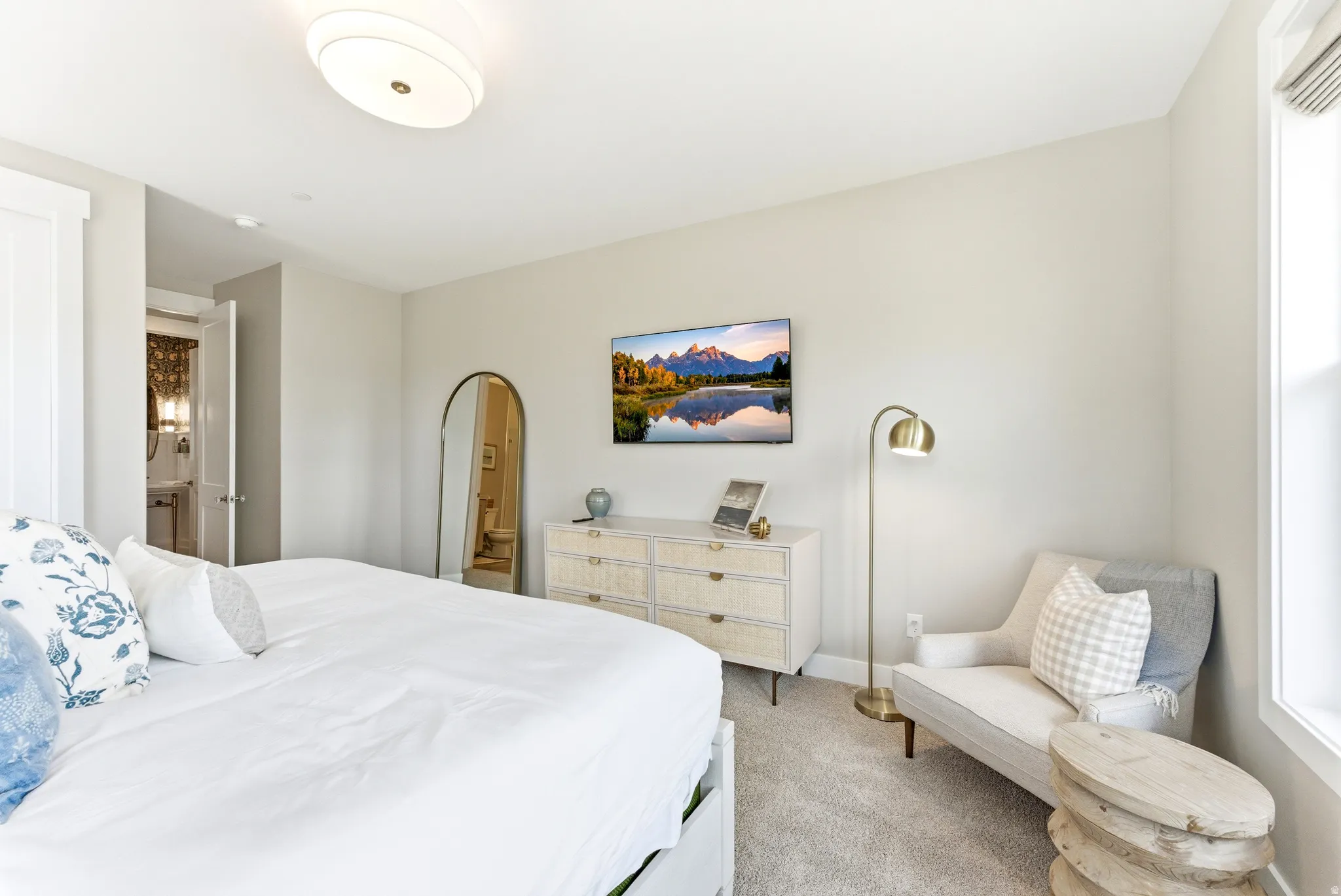 Spacious room with plush carpeting, neutral wall tones, and recessed lighting