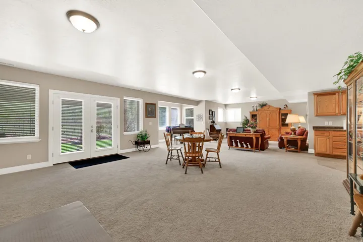 Large family room with 9ft ceilings, multiple windows and walkout access to the backyard and trails.