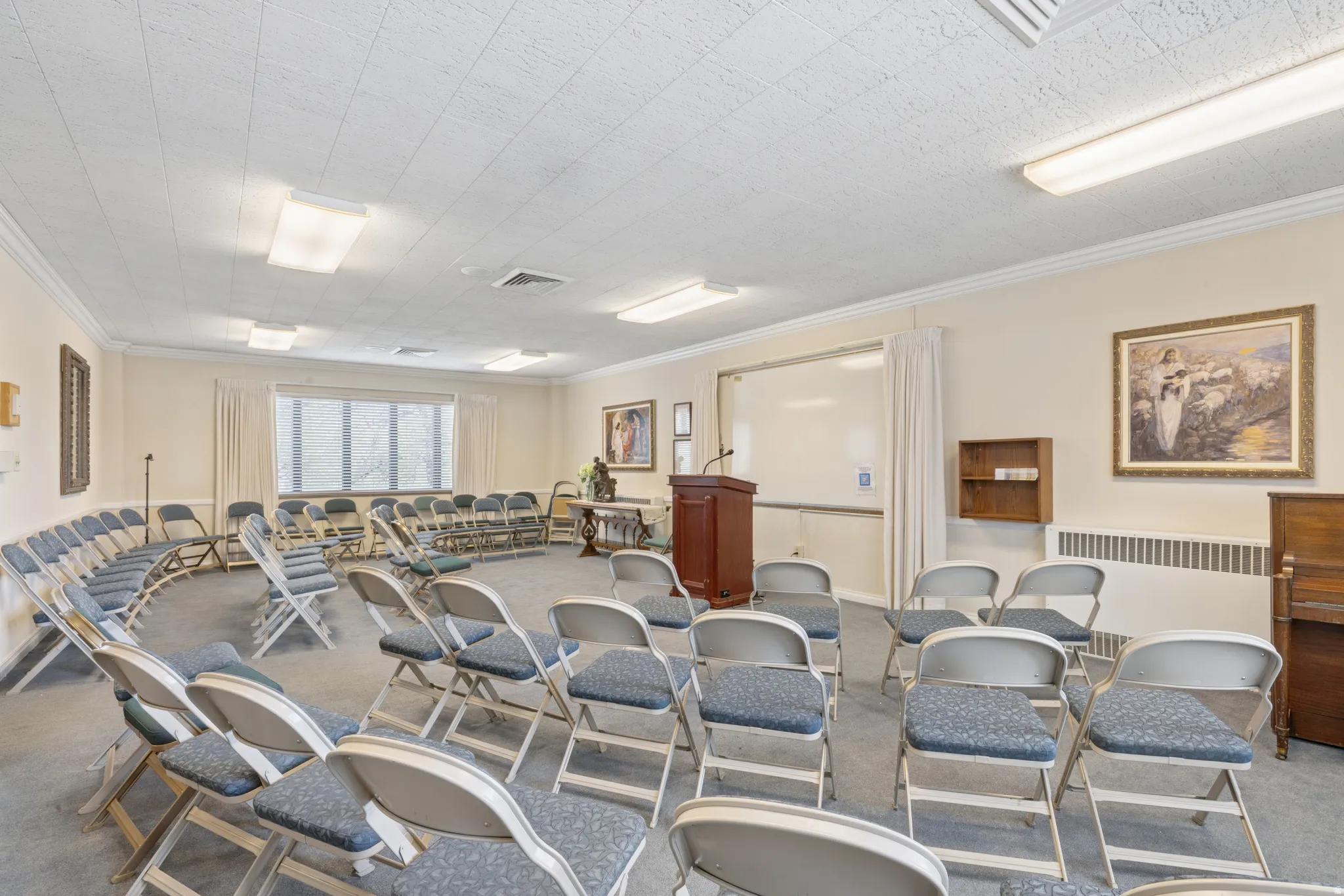 Spacious room featuring neutral-toned walls, recessed lighting, and a drop ceiling
