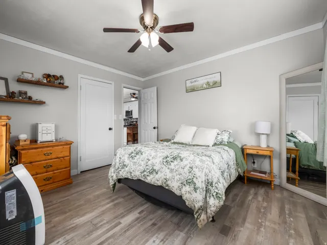 Neutral wall tones with crown molding
