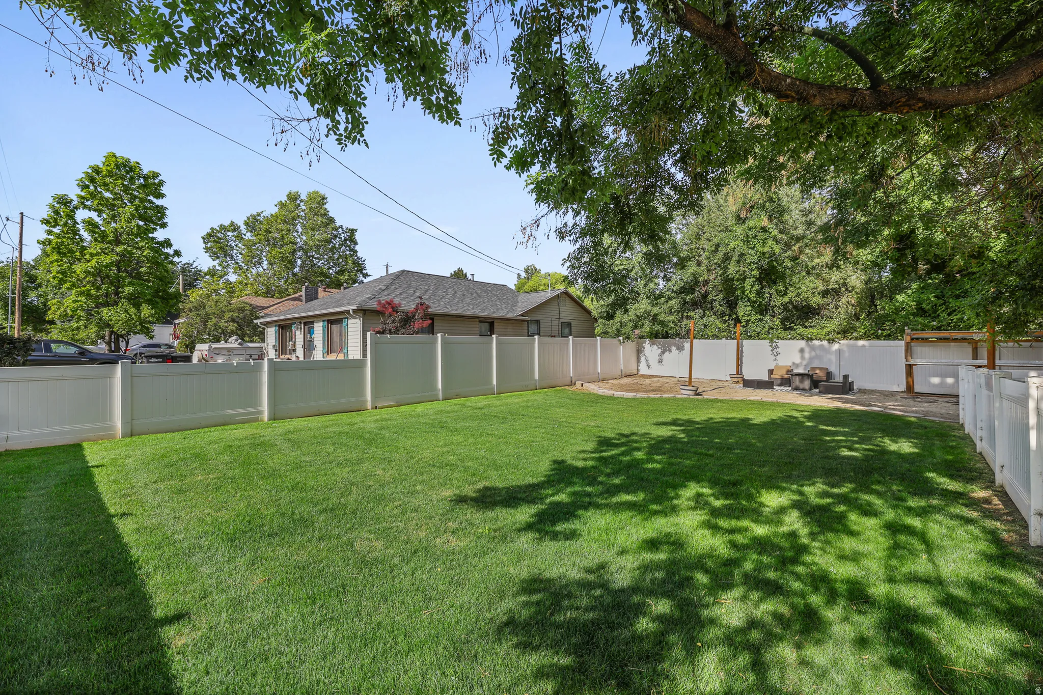 Fully fenced side yard