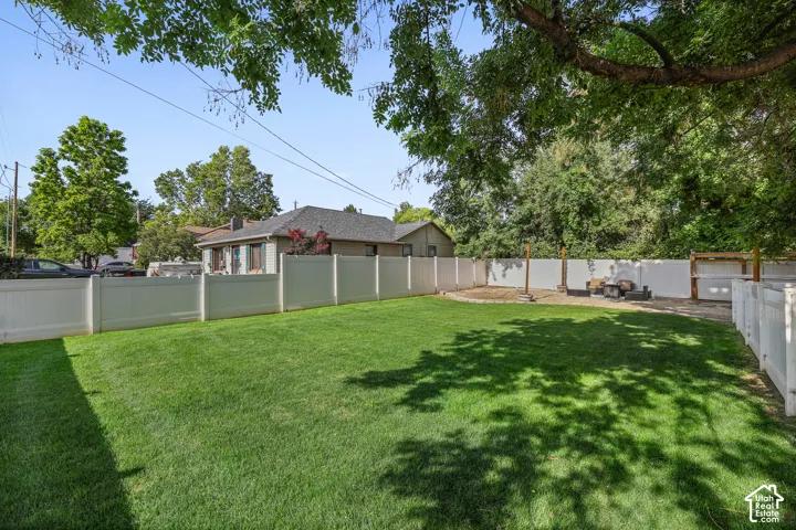 Fully fenced side yard