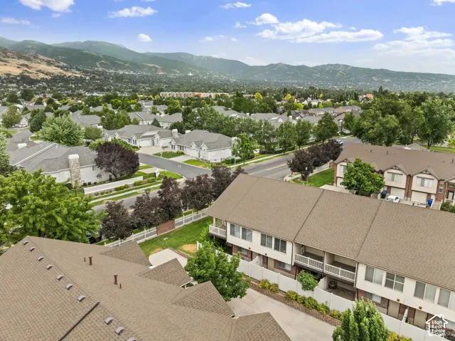 Expansive neighborhood setting featuring a mix of townhomes and single-family residences
