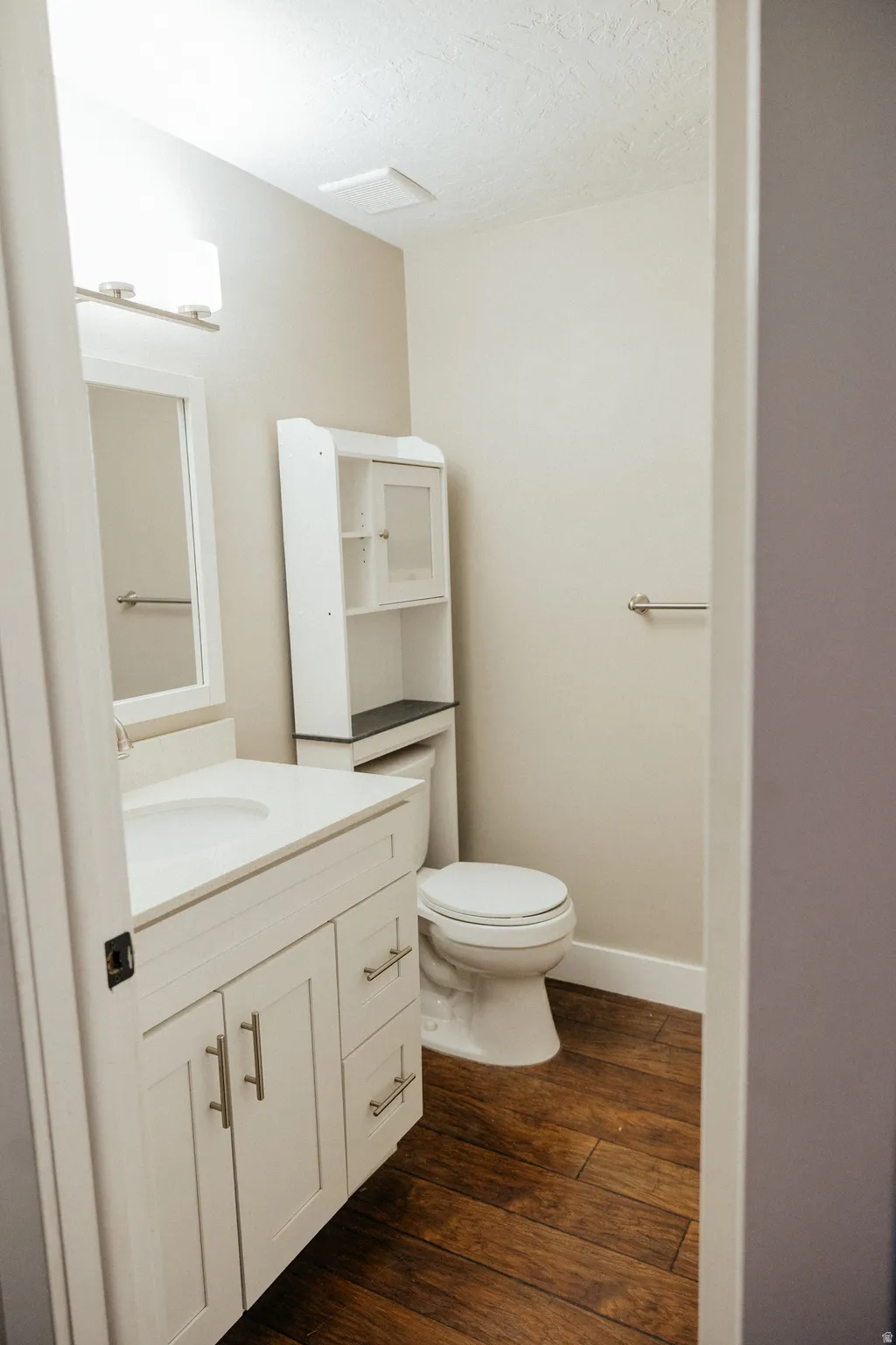 This full hall bathroom serves the two other bedrooms and of course provides easy access for your guests.