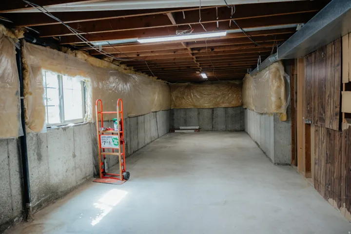 Wait, there is more.  This unfinished space would be a great opportunity to let your creative energy fly.  Make a home gym, hobby room, extra bedroom or even talk to the city about an ADU.  So many options, its your choice.