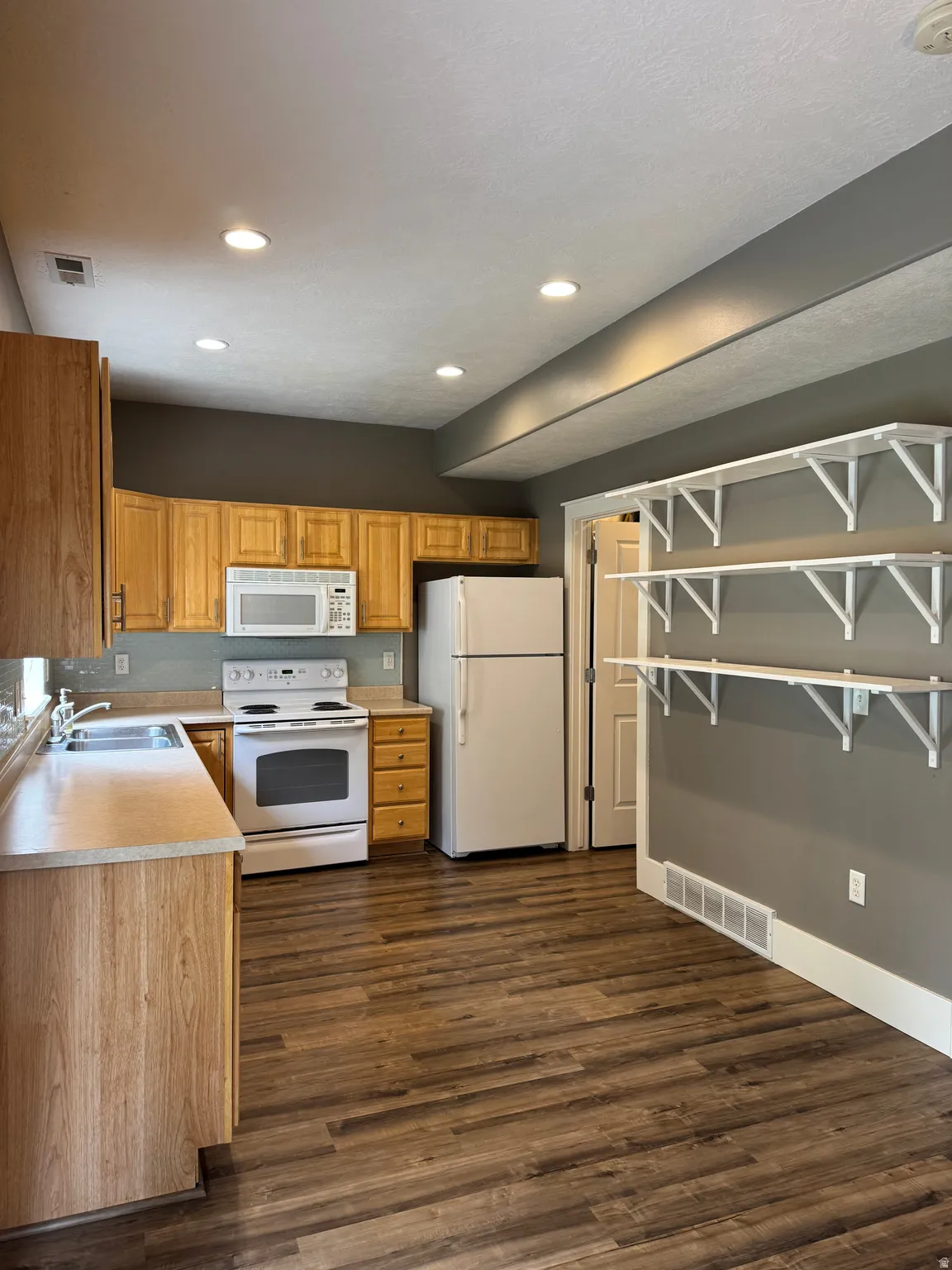Open shelves give a modern touch that also functions as extra storage or displaying dishes and cookbooks.