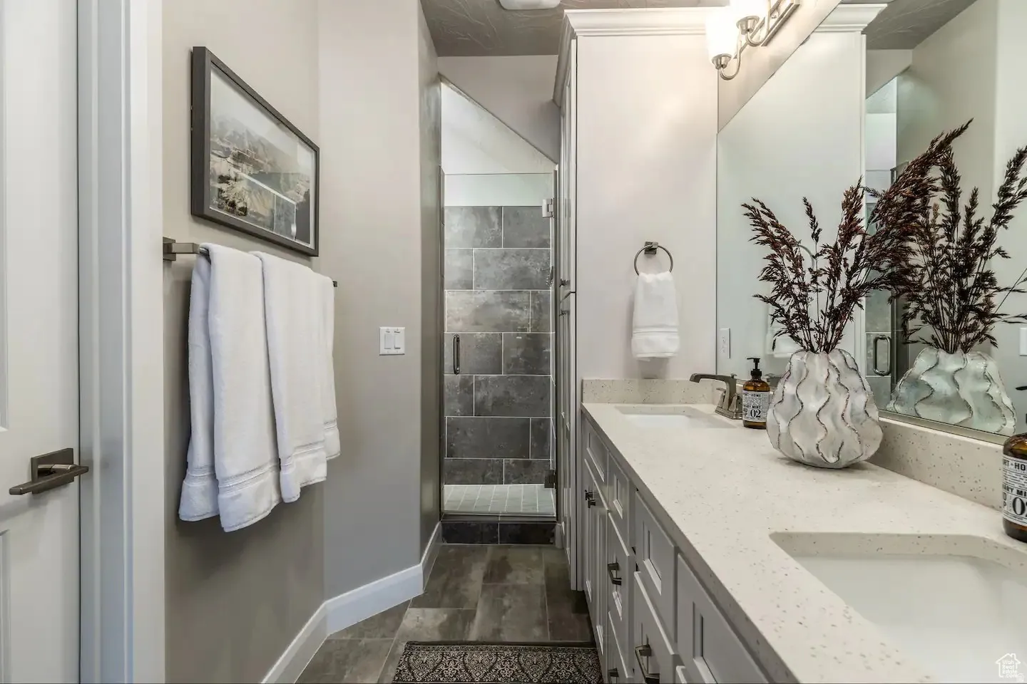 Dual vanity with undermount sinks and light-toned countertop