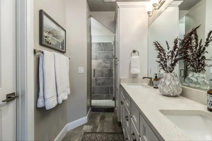 Dual vanity with undermount sinks and light-toned countertop