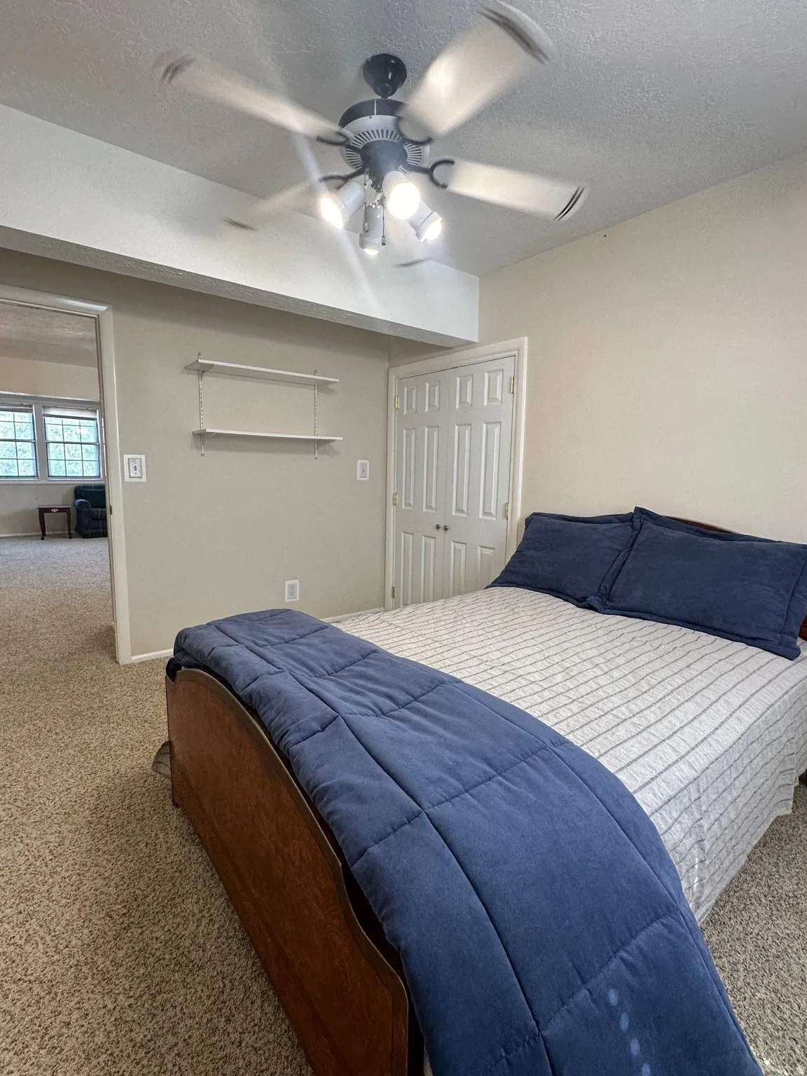 Ceiling fan with integrated lighting