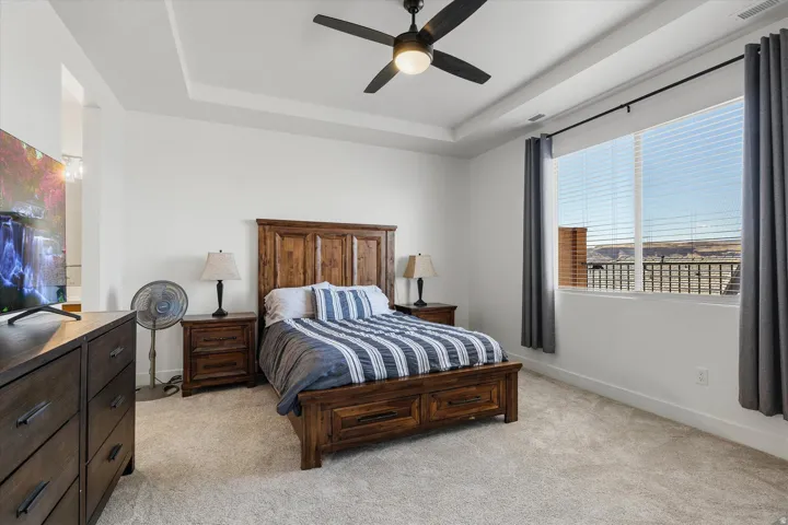 Recessed tray ceiling with a ceiling fan
