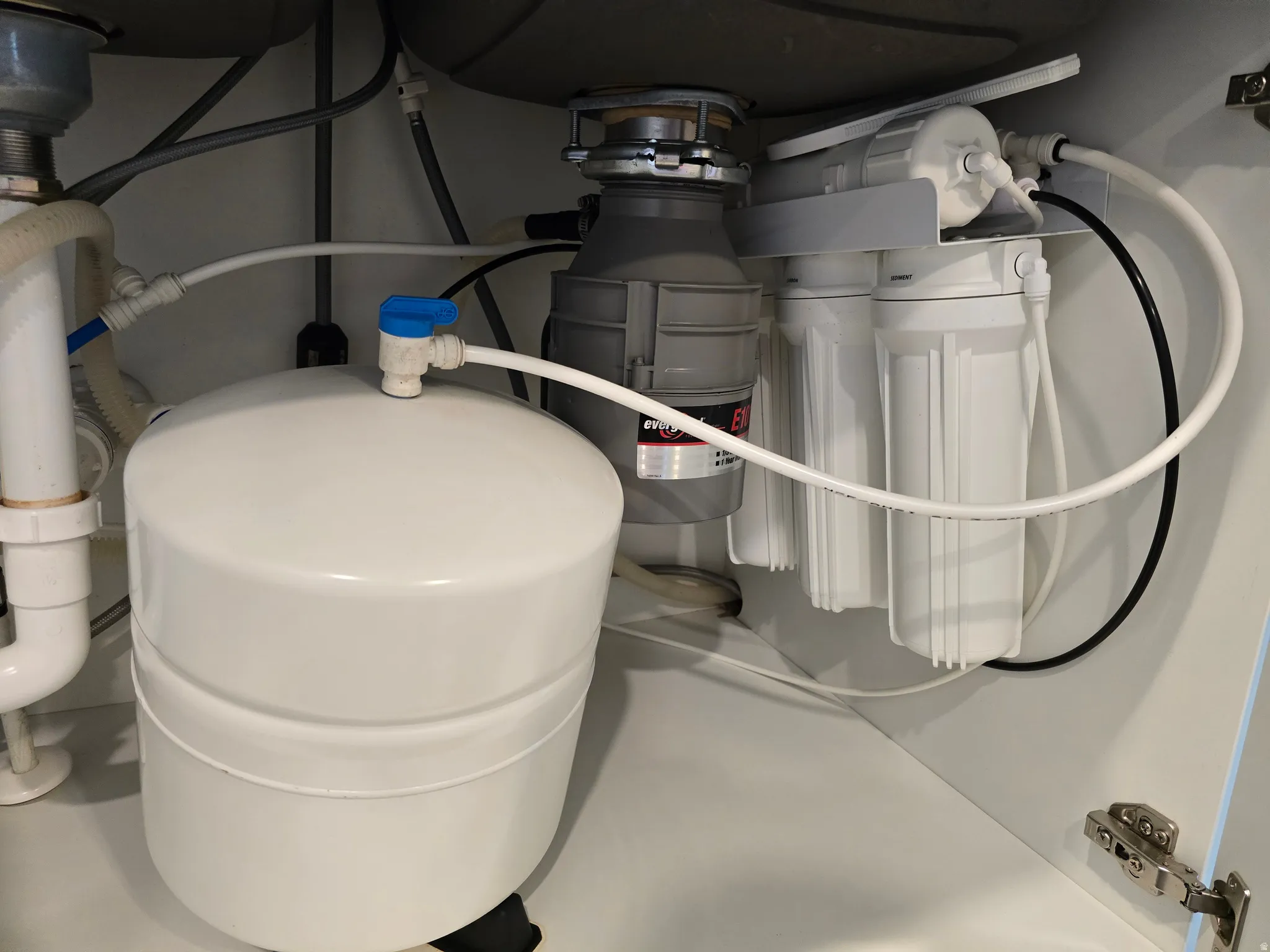 Under-sink water filtration system