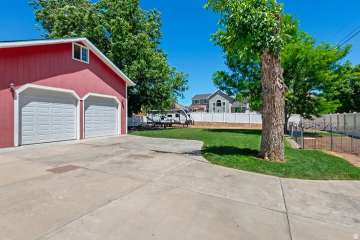 Detached 25x25 two car detached garage with loft upstairs. Over size ceilings and insulated garage doors. - Walnut and Pecan Trees